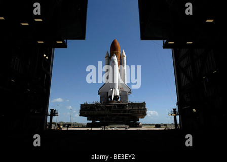 Atlantis descende vers les portes ouvertes de l'Édifice de l'Assemblée du véhicule au Centre spatial Kennedy. Banque D'Images