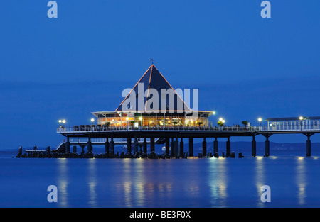 Pier dans la station balnéaire de Heringsdorf, au crépuscule, l'île d'Usedom, Mecklembourg-Poméranie-Occidentale, Allemagne, Europe Banque D'Images