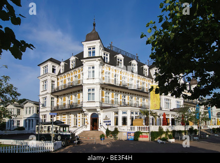 Ahlbecker Hof Hotel, spa-style architecture, au crépuscule, station balnéaire d'Ahlbeck, Usedom Island, Mecklembourg-Poméranie-Occidentale, Allemagne Banque D'Images