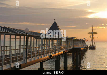 Pier dans la station balnéaire de Heringsdorf, au lever du soleil, l'île d'Usedom, Mecklembourg-Poméranie-Occidentale, Allemagne, Europe Banque D'Images