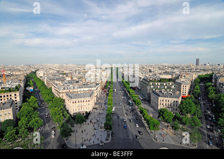 Vue panoramique de l'Arc de Triomphe, Avenue des Champs Elysées, Paris, France, Europe Banque D'Images