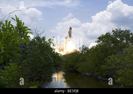 La navette spatiale Atlantis décollera à partir de sa plateforme de lancement vers l'orbite de la Terre. Banque D'Images