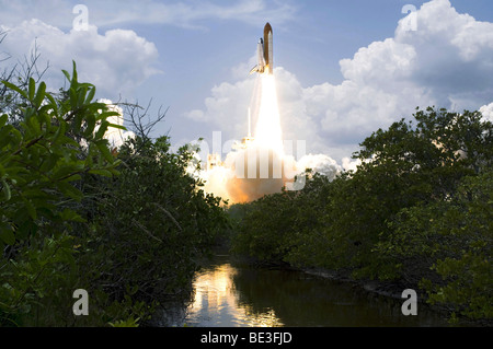 La navette spatiale Atlantis décollera à partir de sa plateforme de lancement vers l'orbite de la Terre. Banque D'Images