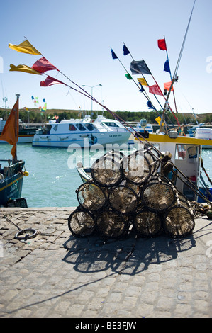 Des casiers à crabe et homard sur le côté bâbord, France Banque D'Images