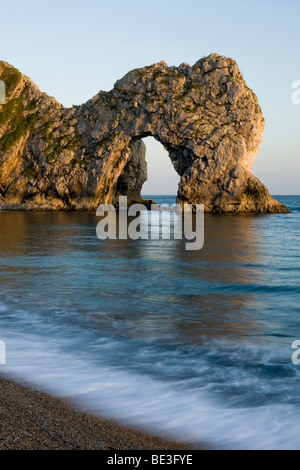 Durdle Door est un passage de calcaire naturel sur la côte jurassique du Dorset Banque D'Images