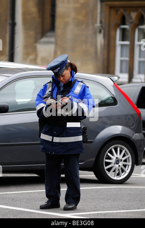 Directeur de trafic l'écriture d'un billet, Oxford, Angleterre, Royaume-Uni. Banque D'Images