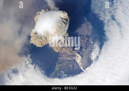 Éruption du volcan Sarytchev. Banque D'Images