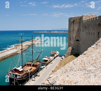 Vue de la citadelle de l'entrée du port, à l'arrière continentale turque, Kyrenia, Chypre du Nord, Girne, Europe Banque D'Images