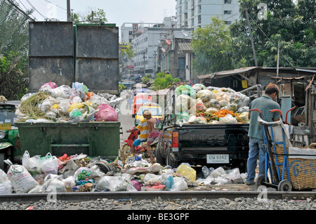 Les déchets collectés sont livrés et fouillé, les taudis le long des voies de chemin de fer, Bangkok, Thailande, Asie Banque D'Images