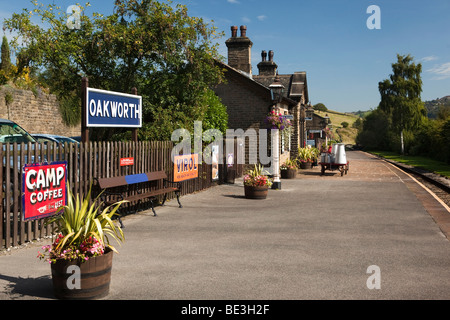 Royaume-uni, Angleterre, dans le Yorkshire, Keighley et Worth Valley Steam Railway, la plate-forme Oakworth Banque D'Images