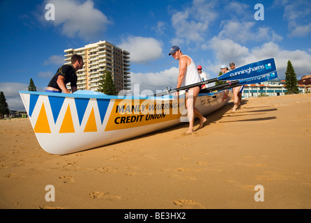 Une équipe de surfboat se prépare à entrer dans l'eau à Manly. Sydney, New South Wales, Australia Banque D'Images