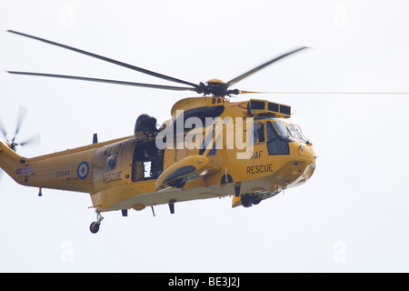 RAF Air Sea Rescue hélicoptère volant autour de Croyde Bay, North Devon, Angleterre, Royaume-Uni, août 2009 Banque D'Images