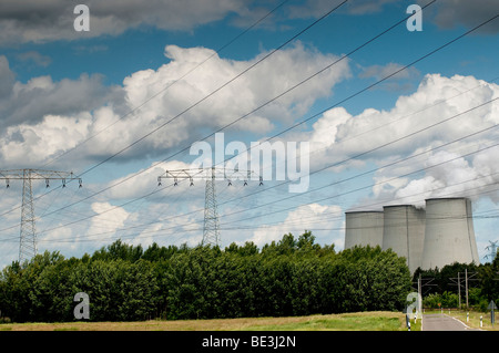 Les lignes aériennes pour la centrale de charbon Jaenschwalde, Lausitz, Brandenburg, Germany, Europe Banque D'Images