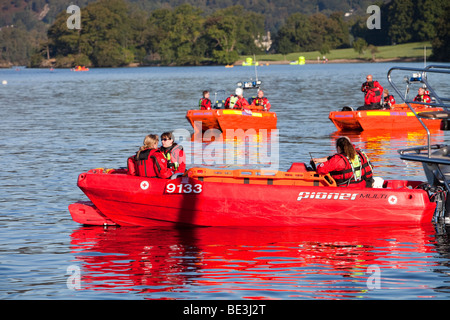 Les embarcations de sécurité sur le lac Windermere dans le Lake District pour le Grand Nord 2009 la nage, 1 km de natation de bienfaisance. Banque D'Images