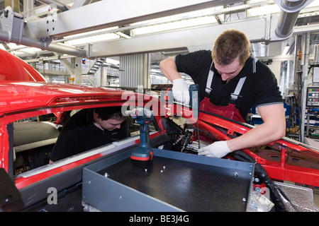 Montage d'un employé d'Audi Audi R8 voiture de sport de l'Audi R8 salle de l'assemblée, Bade-Wurtemberg, Allemagne, Europe Banque D'Images