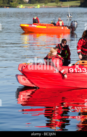 Les embarcations de sécurité sur le lac Windermere dans le Lake District pour le Grand Nord 2009 la nage, 1 km de natation de bienfaisance. Banque D'Images