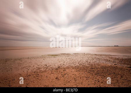 Une longue exposition de la plage at mersea à Manchester avec une big sky Banque D'Images