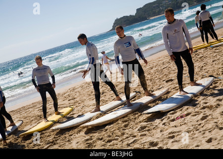 Leçon de surf sur la plage de Manly Beach. Sydney, New South Wales, Australia Banque D'Images