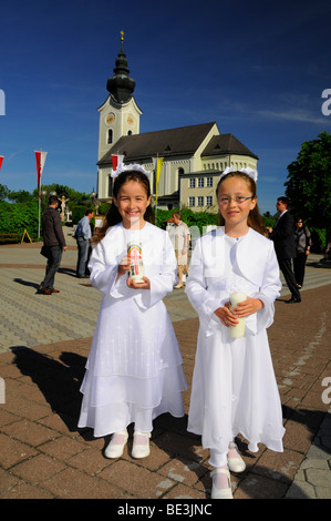 La première Communion, les filles en face d'une église, Salzburg, Salzbourg, Autriche, Europe de l'état Banque D'Images