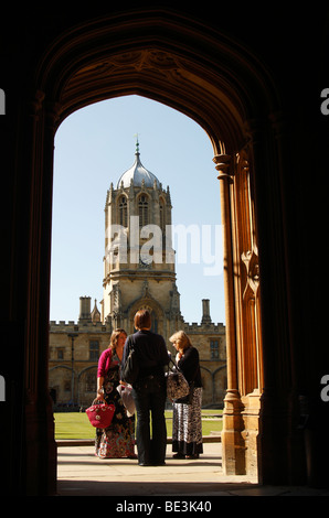 Femmes se parler dans arch sous 'Tom', 'Tour' Christ Church College, Oxford, England, UK Banque D'Images