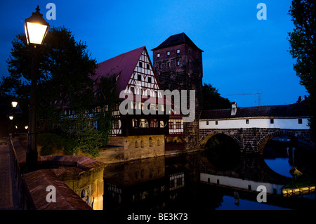 La nuit, la rivière Pegnitz avec Weinstadel house, Hencurbruecke Henkerturm Tower Bridge, passerelle, Henkersteg en face de l'hi Banque D'Images