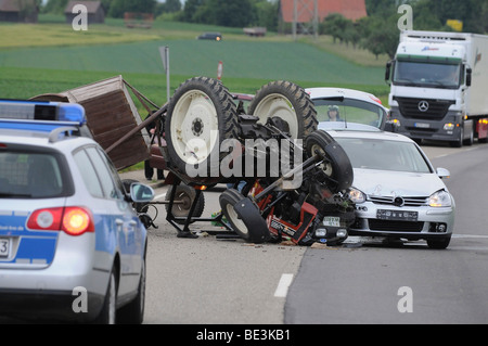 Accident de la circulation grave sur le L 1110 country road Moeglingen-Stammheim, une voiture coupé la voie lors d'un dépassement d'un tracteur, qui r Banque D'Images