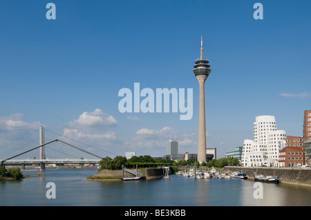 Media port Medienhafen de Düsseldorf, Neuer Zollhof avec 'Dancing Édifices' par F.O. Gehry, Rheinturm tour et le Landtag pa Banque D'Images