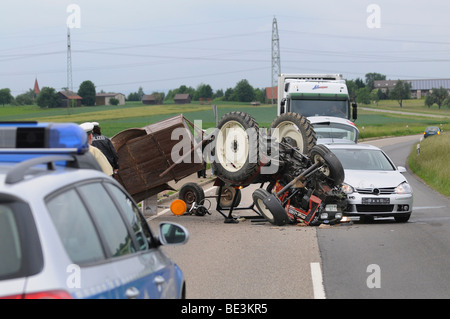 Accident de la circulation grave sur le L 1110 country road Moeglingen-Stammheim, une voiture coupé la voie lors d'un dépassement d'un tracteur, qui r Banque D'Images