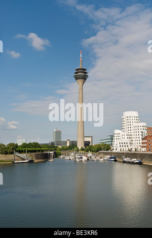 Media port Medienhafen de Düsseldorf, Neuer Zollhof avec 'Dancing Édifices' par F.O. Gehry, Rheinturm tour et le Landtag pa Banque D'Images