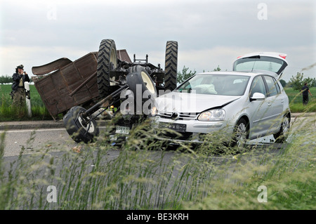 Accident de la circulation grave sur le L 1110 country road Moeglingen-Stammheim, une voiture coupé la voie lors d'un dépassement d'un tracteur, qui r Banque D'Images