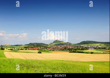 Vue de la région de l'Hegau et la municipalité Hilzingen, l'Hegau volcan Hohentwiel à l'arrière, comté de Constance, Baden-W Banque D'Images