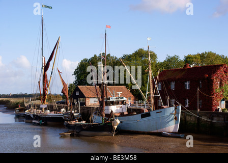 Une barge de la Tamise et d'autres bateaux prendre la boue au Snape Maltings sur la rivière Alde Banque D'Images