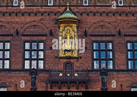 Façade de l'hôtel de ville avec la figure dorée de la ville, fondateur, l'évêque Absalon, Copenhague, Danemark, Scandinavie, Europe Banque D'Images