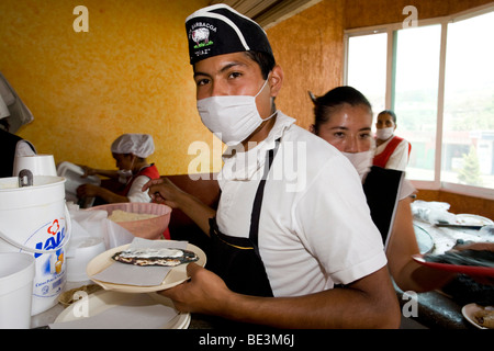 Serveur dans un restaurant au Mexique portant un masque à cause de la grippe porcine, H1N1, Cuernavaca, Morelos, Mexique Banque D'Images