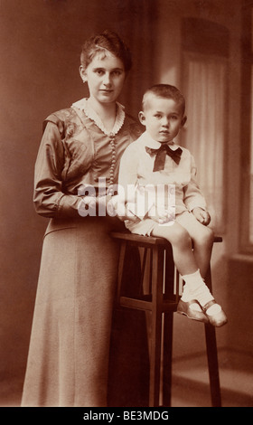 Mère avec fils, photo à partir de 1917 historique Banque D'Images