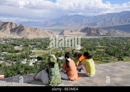 Les personnes à la recherche de l'ladakhis Shanti Stupa sur l'oasis Leh, la vallée de l'Indus et la chaîne de montagnes du Zanskar, Ladakh, Inde, Banque D'Images