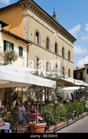 Restaurant à la place principale de la vieille ville de Greve in Chianti, Toscane, Italie Banque D'Images