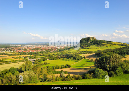 Vue de la région de l'Hegau et la ville de Singen, au volcan Hohentwiel, comté de Constance, Bade-Wurtemberg, Allemagne, Euro Banque D'Images