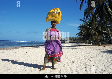 Top-heavy, femme transportant des marchandises sur la tête, le Kenya, l'Afrique Banque D'Images