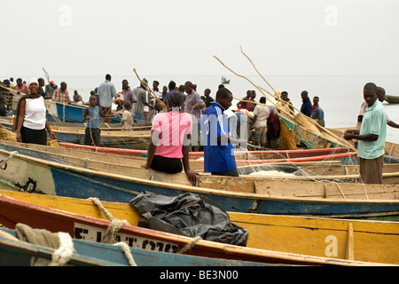 Les Ougandais avec bateaux de pêche dans Rwenshama village au bord du lac Édouard dans l'ouest de l'Ouganda. Banque D'Images