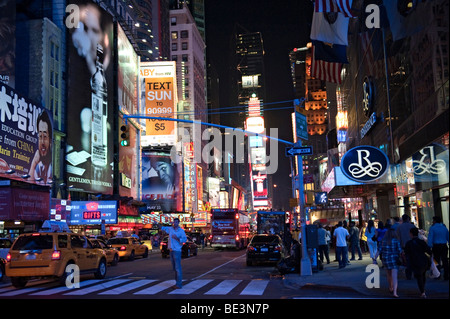 L'homme originaire d'un taxi à la soirée à Times Square, Midtown, Manhattan, New York City, USA, Amérique du Nord Banque D'Images