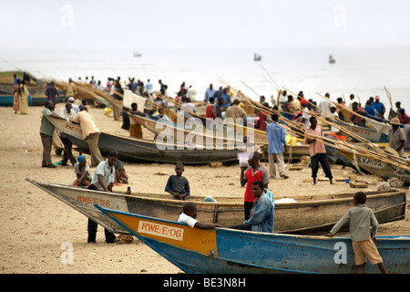 Les Ougandais avec bateaux de pêche dans Rwenshama village au bord du lac Édouard dans l'ouest de l'Ouganda. Banque D'Images