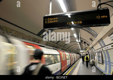 Train de quitter la plate-forme, la station de métro Camden Town, Camden Town, London Borough of Camden, Londres, Angleterre, Royaume-Uni Banque D'Images