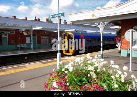158955 première grande unité de l'Ouest train électrique à grande vitesse de la gare de Worthing Sussex England UK Banque D'Images
