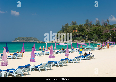 Transats sur la plage de Kata Noi, Phuket, Mer d'Andaman, Thaïlande, Asie Banque D'Images