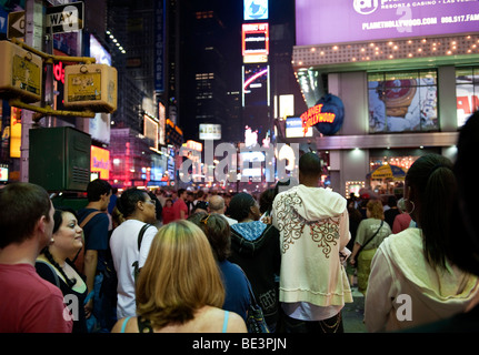 La foule dans la rue près de Times Square, Midtown, Manhattan, New York City, USA, Amérique du Nord Banque D'Images