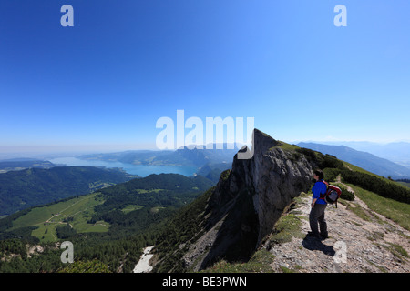 Femme avec sac à dos contre Mt. Spinnerin, dans l'arrière lac Attersee, montagne Schafberg, région du Salzkammergut, Land Salzburg s Banque D'Images