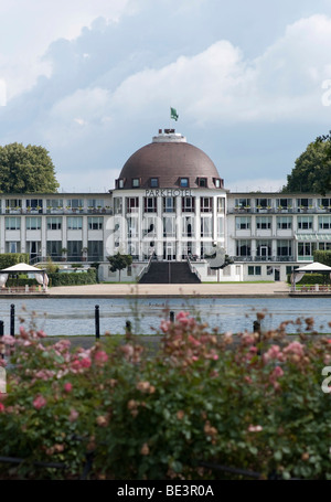 Park Hotel et le lac Holler, Bremen, Germany, Europe Banque D'Images