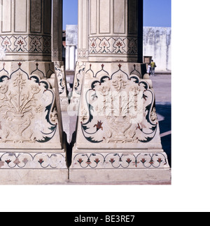 Décoré de colonnes dans le Fort Rouge, Agra Banque D'Images