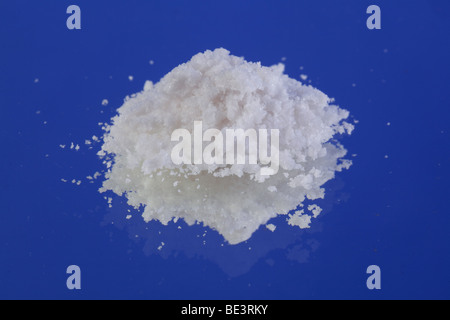 La méphédrone 4-methylmethcathinone (4-MMC) poudre avec un fond studio bleu. Un haut juridique étant vendu comme une poudre de MDMA. Banque D'Images